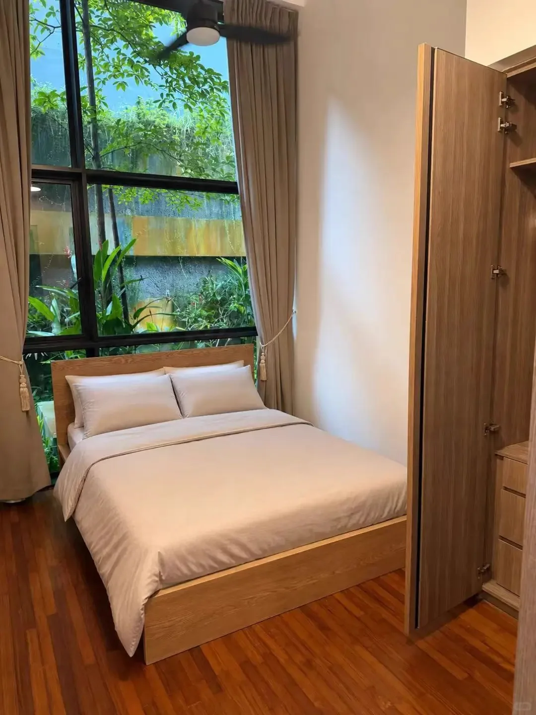 Double room with full-height garden windows