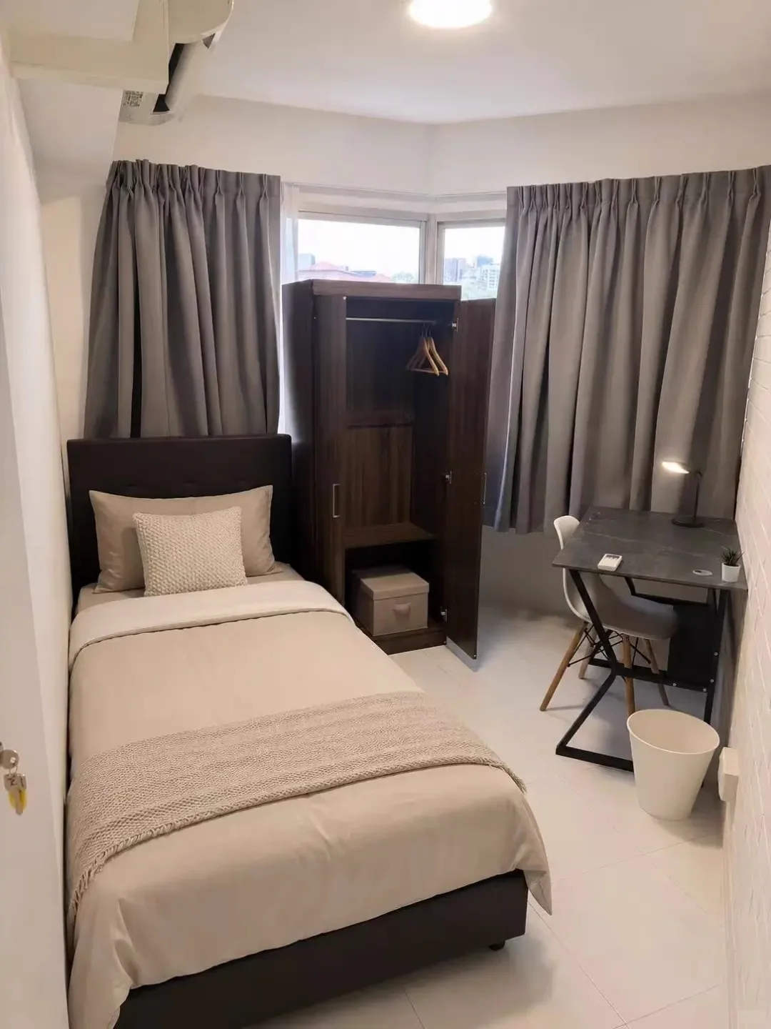 Single room with a bed, wardrobe and desk