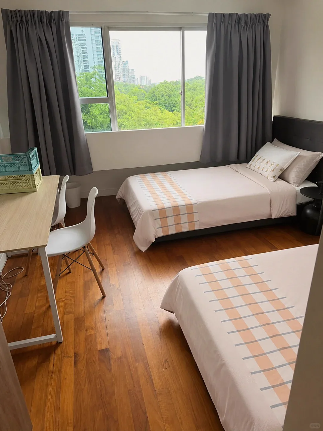 Twin room with two beds and a study desk